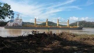 Buque en zona costera relacionado con infraestructura de telecomunicaciones
