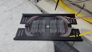 Bandeja de empalme con fibras ópticas organizadas