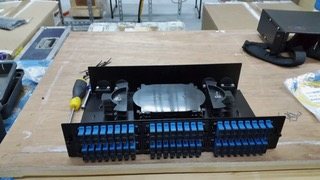 Panel de distribución óptica con conectores azules