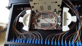 Patch panel óptico con conectores y fibras organizadas