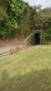 Entrada de ducto soterrado en área verde para proyecto de fibra óptica ferroviario