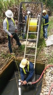 Equipo técnico realizando tendido y manipulación de ducto soterrado para fibra óptica