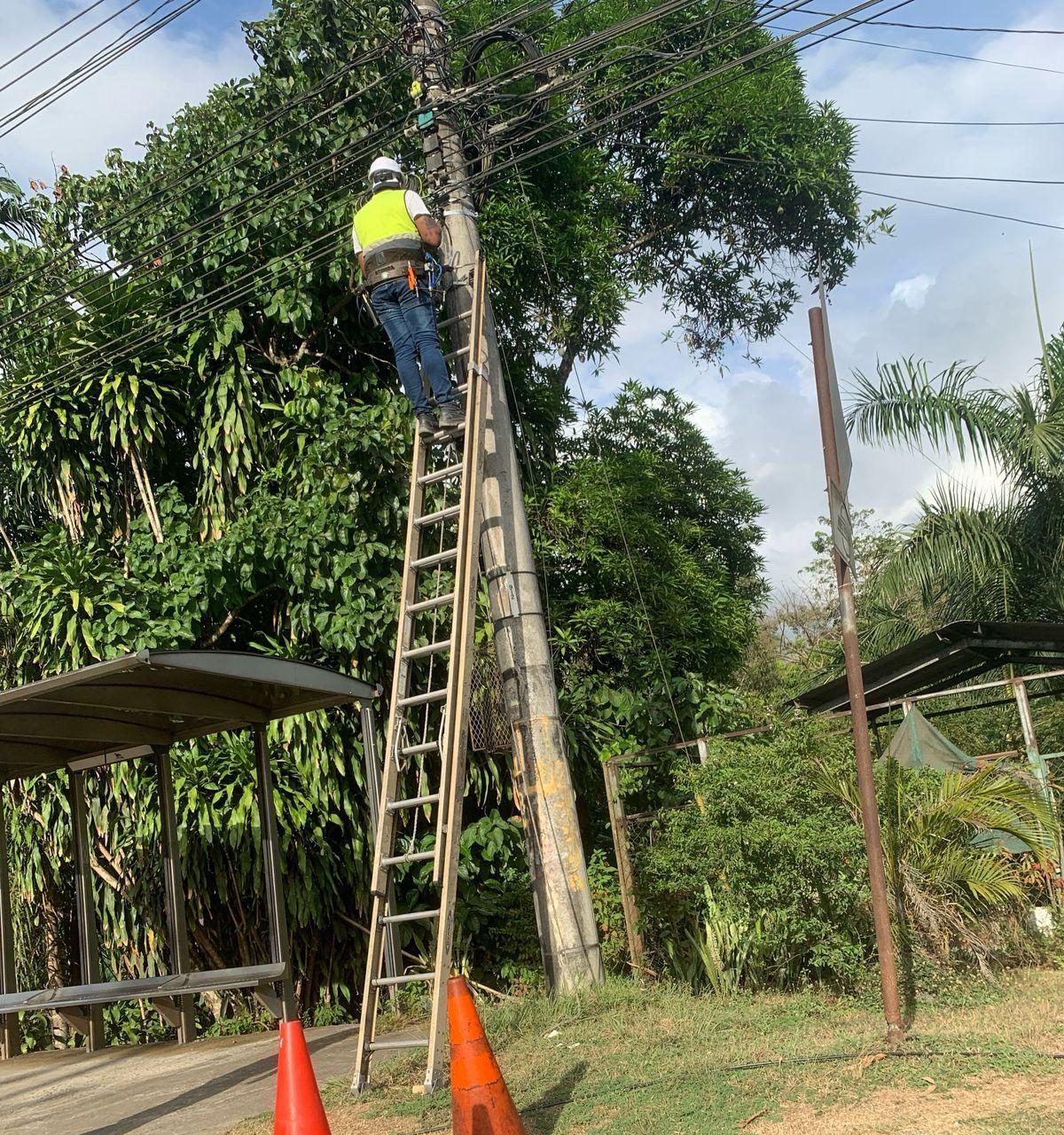 Tendido aéreo de fibra óptica en poste